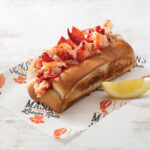 Classic Lobster Roll Mason's servito su carta brandizzata con limone