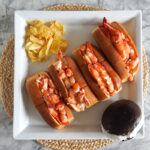Piatto con quattro lobster roll Mason's e patatine