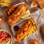 Lobster roll Mason's con patatine di patata dolce e spicchio di limone