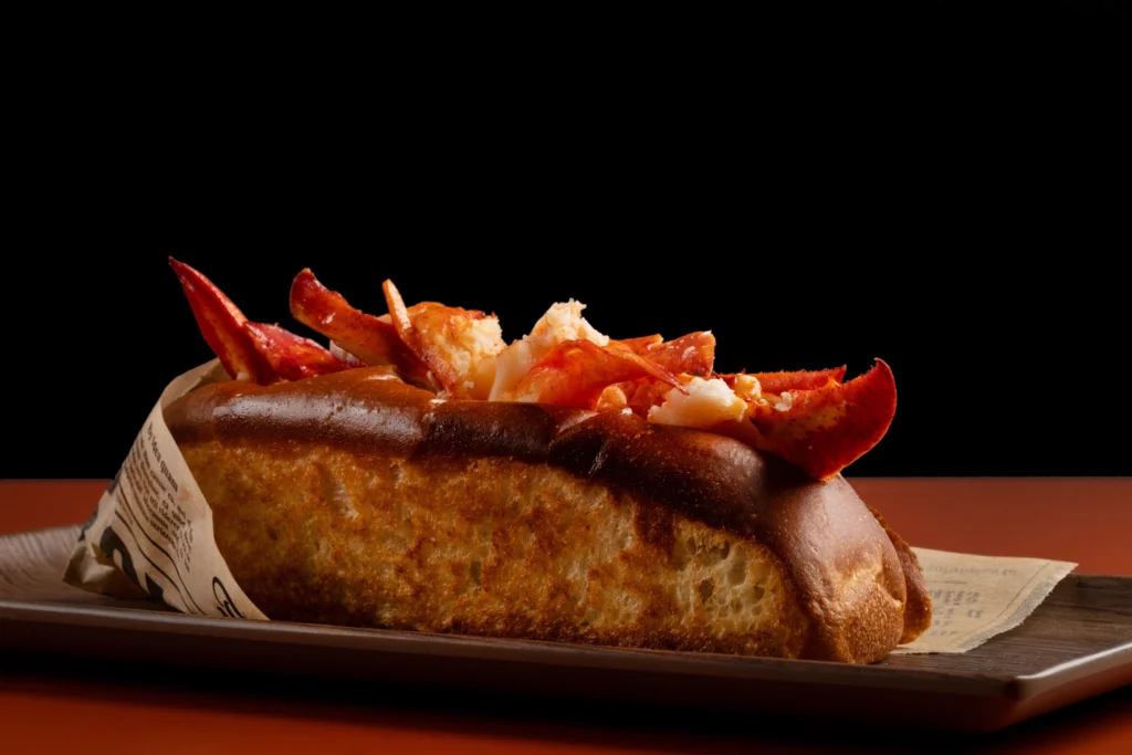 Lobster roll Mason’s con astice e pane tostato, servito su un vassoio